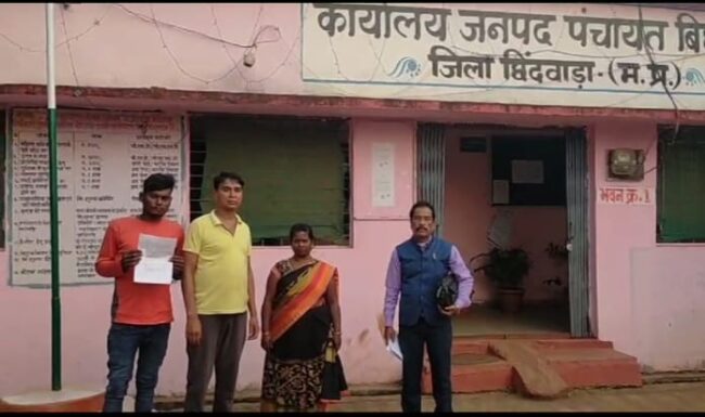 Chhindwara News : ग्राम खमरा में रोजगार सहायक विजय साहू द्वारा शराब पीकर छात्रावास की महिला से की गाली गलौज*