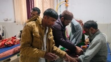 Chhindwada News : ठिठुर रही बुजुर्ग दंपति को पहनाई स्वेटर, जिला अस्पताल के वार्ड बॉय ने दिखाई मानवता