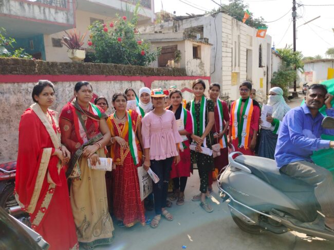 Betul Congress News : गली-गली मोहल्ले-मोहल्ले कांग्रेस की नीतियों को पहुंचा रही महिलाएं, कांग्रेस प्रत्याशी निलय विनोद डागा के लिए मांग रही आर्शिवाद