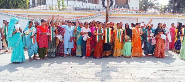 Betul Congress News : गली-गली मोहल्ले-मोहल्ले कांग्रेस की नीतियों को पहुंचा रही महिलाएं, कांग्रेस प्रत्याशी निलय विनोद डागा के लिए मांग रही आर्शिवाद