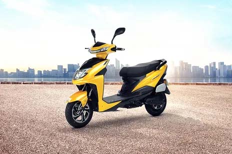 Electric Scooters Under 1 lakh : एक लाख से भी कम कीमत में आने वाले ये 5 धांसू इलेक्ट्रिक स्कूटर, फुल चार्ज पर देते हैं जबरदस्त रेंज