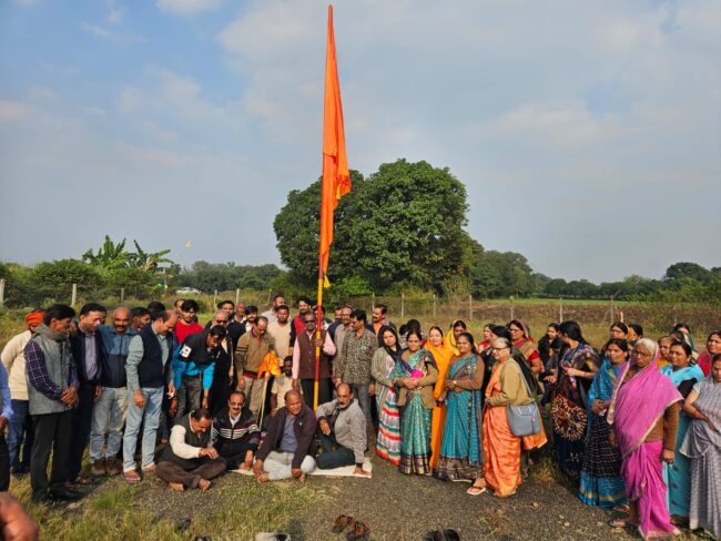 Betul News : 13 करोड़ संगीतमय राम नाम जप महायज्ञ के लिए भूमिपूजन कर धर्म ध्वज स्थापित किया