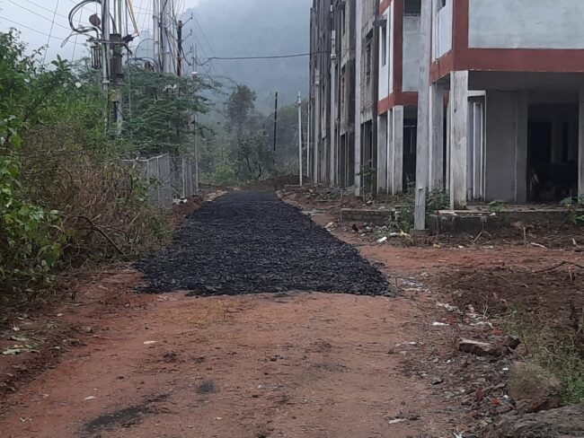 Betul News : प्रधानमंत्री आवास योजना में बन रही रोड में बिना बेस के बिछा दिया डामर