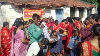 Chhindwara News : स्कलों में बांटे गये कपडे जैन संस्कृति महिला मंडल द्वारा