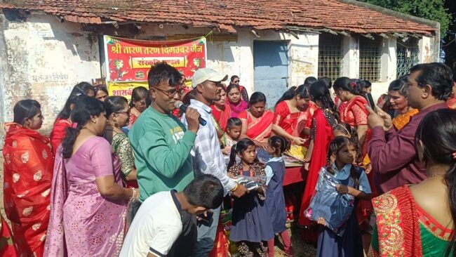 Chhindwara News : स्कूलों में जैन संस्कृति महिला मंडल द्वारा बांटे गए कपडे़