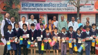 Chhindwara Today News : खापानियर में छात्रों को उपहार में स्वेटर, जूते- मोजे, पेन कापी, पानी की बोतल का किया वितरण