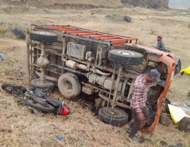 Betul Accident News : बाइक की टक्कर मारकर पलटा ट्रक, दो लोग गंभीर, जिला अस्पताल रैफर मुलताई थाना क्षेत्र के ग्राम