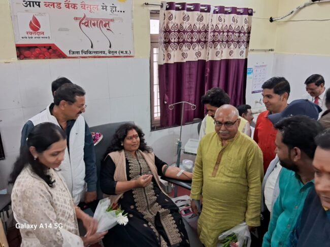 Betul Today News : नूतन वर्ष पर जन्मी बेटियों को उपहार में दिए राम लला के चांदी और सोने के लाकेट
