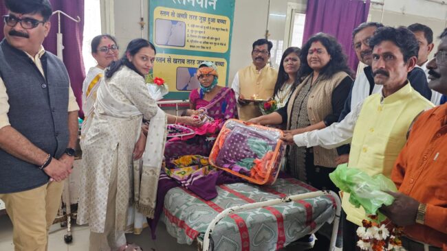 Betul Today News : नूतन वर्ष पर जन्मी बेटियों को उपहार में दिए राम लला के चांदी और सोने के लाकेट