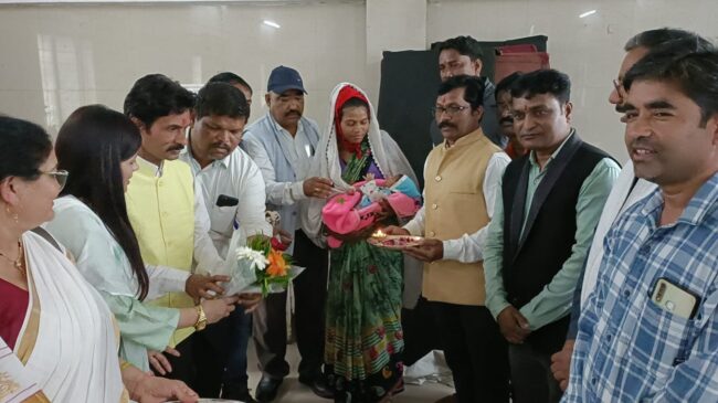 Betul Today News : नूतन वर्ष पर जन्मी बेटियों को उपहार में दिए राम लला के चांदी और सोने के लाकेट