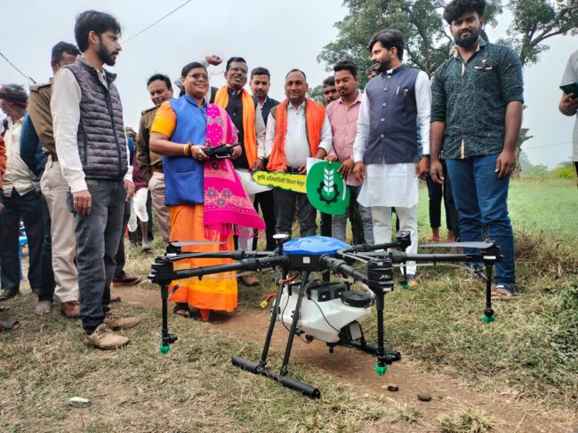 Betul News : किसानों के बीच ड्रोन तकनीक को दिया जा रहा बढ़ावा