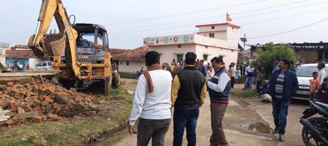 Betul Today News : मंदिर निर्माण के नाम पर किए गए अतिक्रमण को प्रशासन ने हटाया