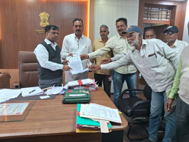 Betul News : भाकियू के नेतृत्व में गाय के साथ बिजली कंपनी के दफ्तर पहुंचे किसान, किया अनूठा प्रदर्शन