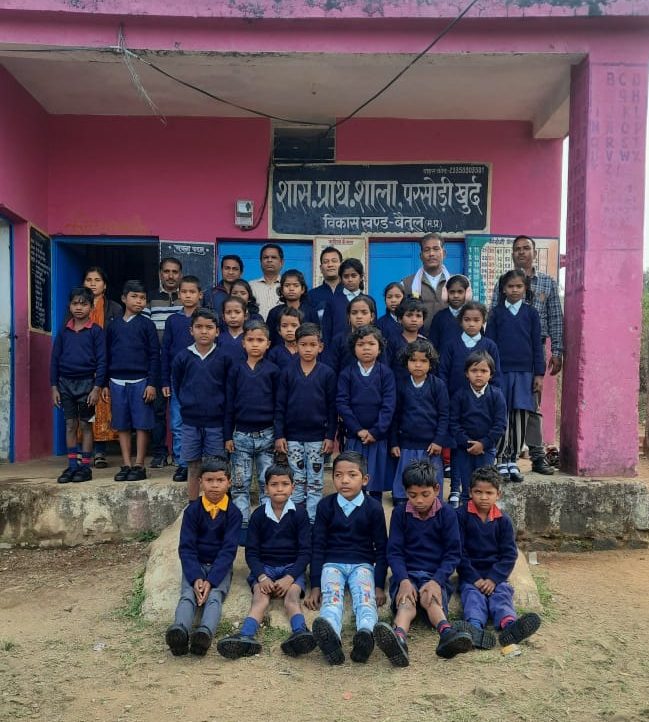 Betul Samachar : ठंड से बच्चे नहीं आ रहे थे स्कूल, शिक्षकों ने अपने वेतन से बांटे स्वेटर