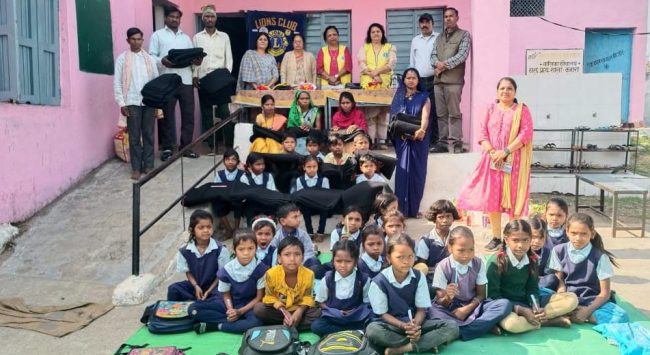 Betul News : लायंस क्लब महक ने 4 ग्रामों में पहुंचकर किया कंबलो का वितरण