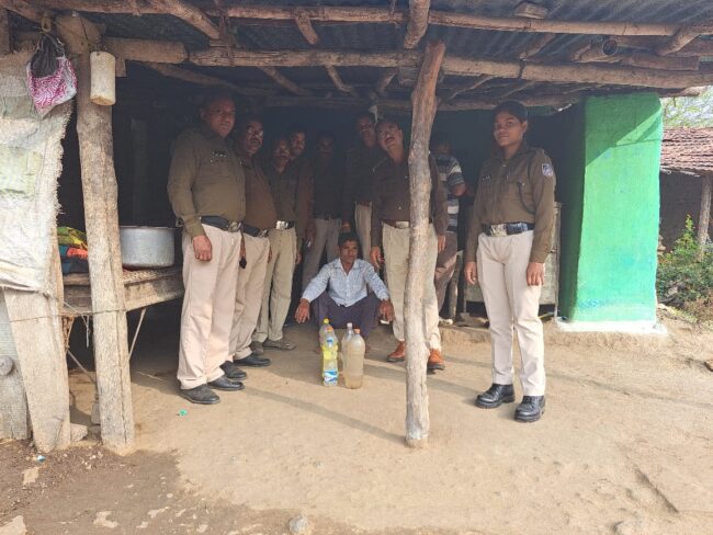 Betul News : आबकारी विभाग की बड़ी कार्यवाही, 25 लीटर महुआ की नष्ट