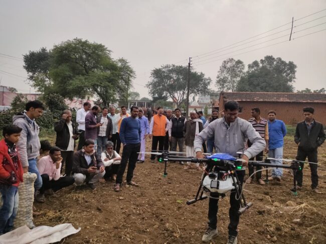 Chhindwara News : जनपद पंचायत मोहखेड़ की ग्राम पंचायत चारगांव करबल और कामठी में विकसित भारत संकल्प यात्रा के अंतर्गत अत्याधुनिक ड्रोन का किया गया प्रदर्शन