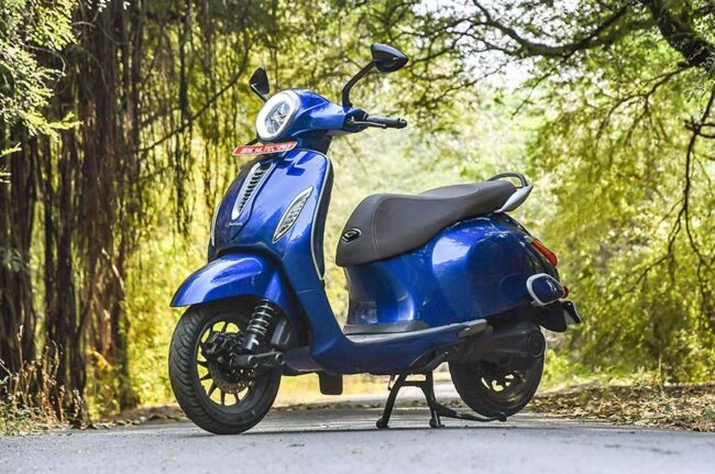 Bajaj Chetak EV : बजाज की इलेक्ट्रिक स्कूटर तेजी से लोगो को बना रही दीवाना, मात्र इतने रूपयों में ले जाए घर, जानें जबरदस्त फीचर्स
