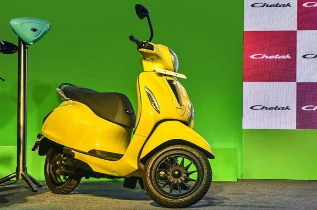 Bajaj Chetak EV : बजाज की इलेक्ट्रिक स्कूटर तेजी से लोगो को बना रही दीवाना, मात्र इतने रूपयों में ले जाए घर, जानें जबरदस्त फीचर्स