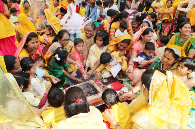 Betul Today News : हथेली पर ओम लिख किया शिक्षा का शुभारंभ, बसन्त पंचमी उत्सव, विद्यारम्भ संस्कार सम्पन्न