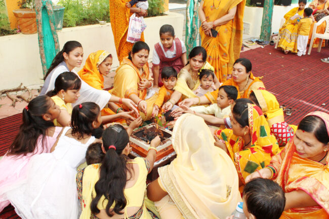 Betul Today News : हथेली पर ओम लिख किया शिक्षा का शुभारंभ, बसन्त पंचमी उत्सव, विद्यारम्भ संस्कार सम्पन्न