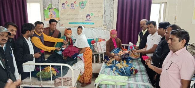 Betul Today News : जिला अस्पताल में जन्मे बच्चों को वितरित किए चांदी के लॉकेट