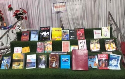 सैकडों साहित्यकारों की गरिमामय उपस्थिति में विशुद्ध साहित्य से ओतप्रोत रहा पूरा आयोजन नवोदित रचनाकारों को मिलेगा भरपूर अवसर WHATSAPP GROUP Join Now Betul Today News : (बैतूल)। अखिल भारतीय साहित्य परिषद की जिला इकाई द्वारा स्थानीय विश्वकर्मा मंदिर बैतूल गंज में जिला साहित्यकार मिलन आयोजन " साहित्य का वसंतोत्सव 2024" आयोजित किया। जिसमें जिले भर के 120 से अधिक साहित्यकारों ने भाग लिया। कार्यक्रम के प्रारंभ में मां सरस्वती और भारत माता के चित्र पर माल्यार्पण कर कार्यक्रम का प्रारंभ किया गया। इसके बाद आमंत्रित मुख्य अतिथियों में अखिल भारतीय साहित्य परिषद के वरिष्ठ संरक्षक, प्रसिद्ध पर्यावरणविद्, जल प्रहरी, भारत भारती के सचिव मोहन नागर के साथ वरिष्ठ संरक्षकद्वय दुर्गादास उईके (सांसद) और डॉ.कैलाश वर्मा, वरिष्ठ चिंतक, लेखक, साहित्य परिषद के प्रदेश महामंत्री प्रवीण गुगनानी, मध्य भारत प्रांत के प्रांतीय उपाध्यक्ष सुनील पान्से, प्रांत मीडिया प्रभारी नवल वर्मा, प्रांत कार्यकारिणी सदस्य अजय पवार, जिला अध्यक्ष पुष्पक देशमुख, जिला महामंत्री धर्मेंद्र खौसे, जिला मीडिया प्रभारी प्रसेन मालवीय सहित साहित्यकार एवं परिषद के गणमान्यजन उपस्थित थे। खबर ये भी हैं : Betul Crime News : 6 लाख की चोरी का अब तक नहीं लगा सुराग कार्यक्रम दो सत्रों में आयोजित किया गया। पहले सत्र में प्रबोधन सत्र के अन्तर्गत भुवनेश्वर में आयोजित सर्वभाषा साहित्यकार सम्मान समारोह में परम पूज्य सरसंघचालक माननीय डॉ. मोहनराव भागवत के विचारों को समाज तक पहुंचाने के उद्देश्य से प्रांतीय उपाध्यक्ष सुनील पांसे ने कहा कि साहित्य अपने हित के साथ-साथ समाज का भी हित करता है, साहित्य की दिशा तय करना आवश्यक है। साहित्य समाज को आगे की दिशा में ले जाने के लिए कार्य करें, नवोदित कलमकारों के लिए मार्ग प्रशस्त हो, यह साहित्य परिषद का कार्य है। अखिल भारतीय साहित्य परिषद के वरिष्ठ संरक्षक एवं गायत्री परिवार प्रमुख डॉ. कैलाश वर्मा ने पारिवारिक संस्कारों को लेकर साहित्य की रचना पर जोर दिया और वहीं प्रवीण गुगनानी ने साहित्य का प्रदेय विषय पर अपना उद्बोधन रखा। खबर ये भी हैं : Bounce Infinity Scooter : 85KM की रेंज वाला Electric scooter हुआ Rs 24 हजार सस्ता! इस तारीख तक है ऑफर, जल्दी करें मोहन नागर ने बड़े ही विस्तार पूर्वक घर परिवार समाज देश प्रकृति और उसका साहित्य से संबंध विषय पर उद्बोधन दिया। साहित्य परिषद के वरिष्ठ संरक्षक (सांसद) दुर्गादास उईके ने उनके द्वारा लिखित पुस्तक आत्म संवाद के कुछ अंशों को उद्घत करते हुए साहित्य को ज्ञान की परंपरा का संवाहक बताया। वहीं महान संत रविदास जी की जयंती के अवसर पर अजय पवार ने उनका जीवन परिचय और उनके किए हुए कार्यों के बारे में जानकारी दी। कार्यक्रम के दूसरे सत्र में काव्य गोष्ठी का आयोजन किया गया जिसमें जिले भर के कवियों लेखकों और साहित्यकारों तथा गजलकारों सभी ने अपने-अपने श्रेष्ठ रचनाएं प्रस्तुत की। खबर ये भी हैं : Betul Samachar : एसपी से मिला कोरकू समाज का प्रतिनिधिमंडल, आदिवासियों पर होने वाले अत्याचार एवं धोखाधड़ी के संबंध में की चर्चा पुस्तक प्रदर्शनी भी लगाई कार्यक्रम में जिले भर के विभिन्न साहित्यकारों की पुस्तकों की प्रदर्शनी भी लगाई गई थी, ताकि लोग बैतूल के साहित्य से भी भलीभांति परिचित हो सके। कार्यक्रम गरिमामयी एवं विशुद्ध साहित्य से ओत-प्रोत रहा। कार्यक्रम में मंच संचालन पुष्पक देशमुख एवं अजय पंवार ने एवं समस्त व्यवस्था के साथ ही आभार प्रांतीय मीडिया प्रभारी नवल वर्मा ने व्यक्त किया। खबर ये भी हैं : Betul News : पर्यावरण संरक्षण का संदेश लेकर भारत यात्रा पर निकले रॉबिन