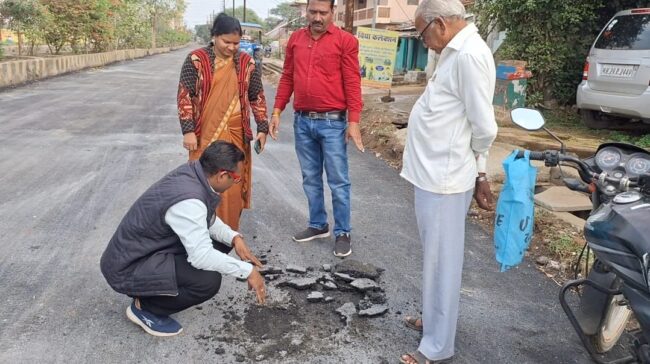 Betul Samachar : बारिश ने खोली घटिया निर्माण की पोल, जगह-जगह से उखड़ रहा डामर