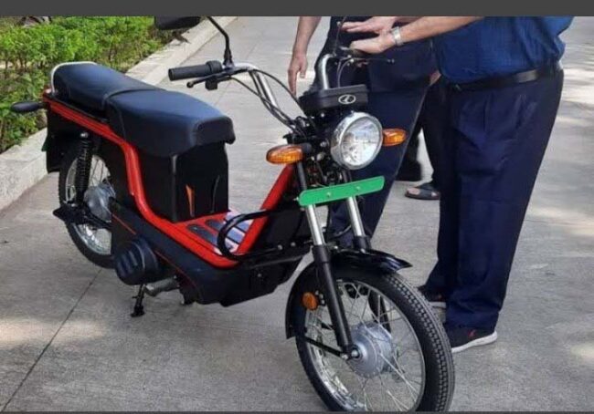 Kinetic Electric Luna : एक बार फिर सड़कों पर दौड़ती नजर आएगी E-Luna, सिंगल चार्ज पर देती है 110 km की रेंज, जानें कीमत