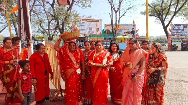 Betul News : महिलाओं ने गाजे-बाजे के साथ लाई खन मिट्टी, शिवालय प्रांगण में आज डालेंगे मंडप