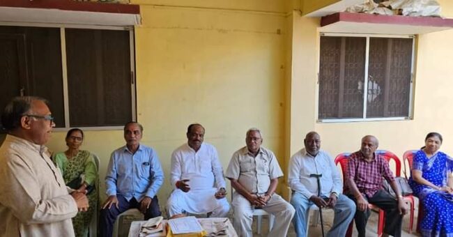 Betul Samachar : सांसद ने सेवानिवृत्त कर्मचारियों का शाल श्रीफल से किया स्वागत