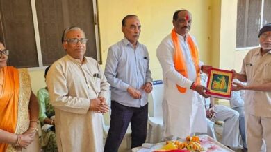 Betul Samachar : सांसद ने सेवानिवृत्त कर्मचारियों का शाल श्रीफल से किया स्वागत
