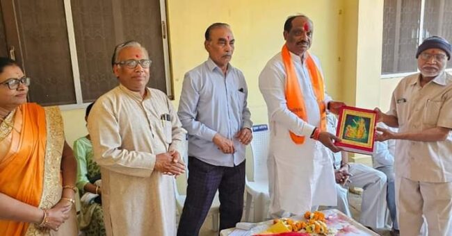 Betul Samachar : सांसद ने सेवानिवृत्त कर्मचारियों का शाल श्रीफल से किया स्वागत
