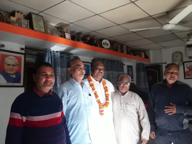 Betul Samachar : सांसद ने सेवानिवृत्त कर्मचारियों का शाल श्रीफल से किया स्वागत