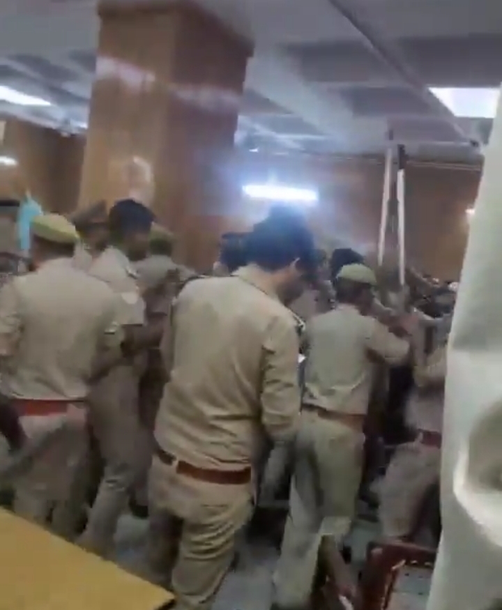 Ghaziabad Court Clash: कोर्ट में जज-वकील विवाद, पुलिस लाठीचार्ज के बाद वकीलों का कार्य बहिष्कार