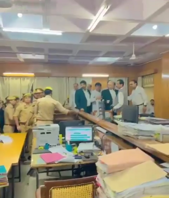 Ghaziabad Court Clash: पुलिस की कार्रवाई पर सवाल, वकीलों का विरोध तेज़