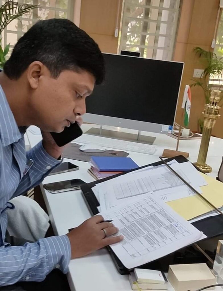 CM Helpline News: कलेक्टर का अभिनव प्रयास, मोबाइल पर आवेदकों से सीधे संवाद कर समस्याओं का कर रहे समाधान