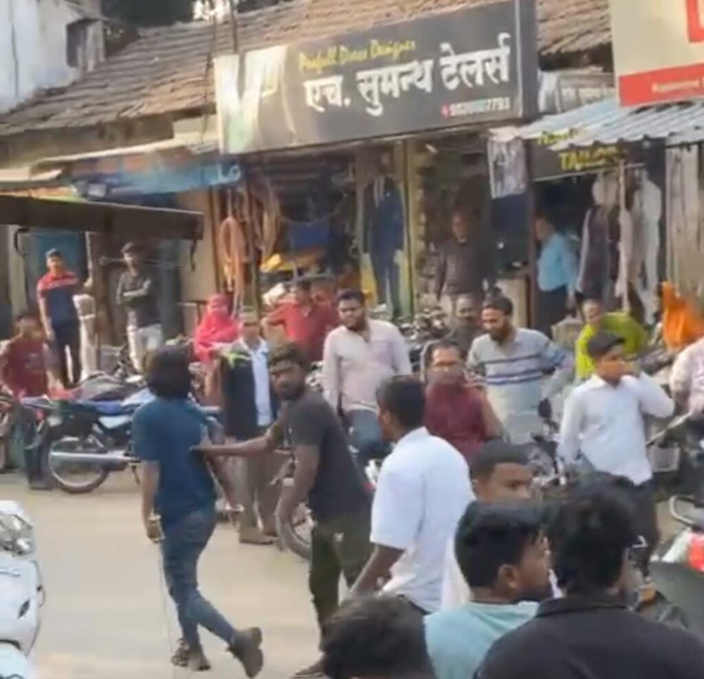 Betul Crime News: लल्ली चौक पर दो पक्षों में विवाद, सरेआम तलवार लहराकर दिखाने की कोशिश, वीडियो वायरल