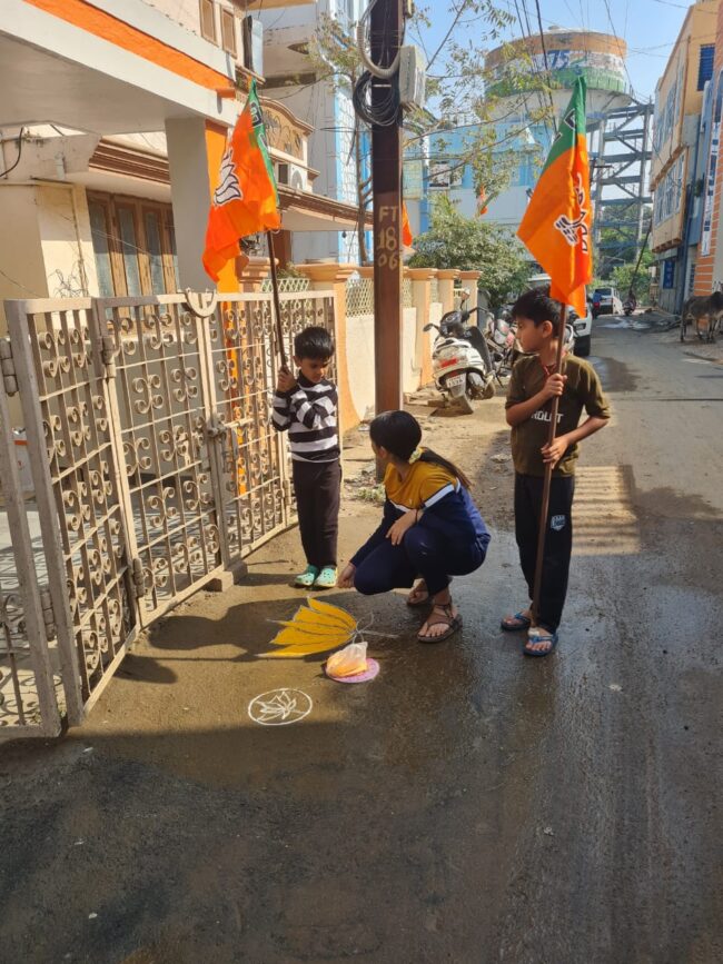 Betul BJP News : हेमंत के स्वागत में बैतूल नगर में भी घर-घर उकेरी जा रही कमल की रंगोली