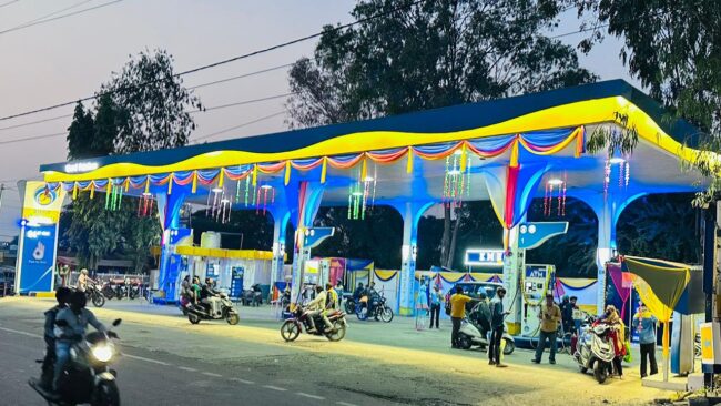 Betul News : 1937 से संचालित मुल्ला पेट्रोल पंप ईएमएच कोठी बाजार में ग्राहकों को बांटे उपहार