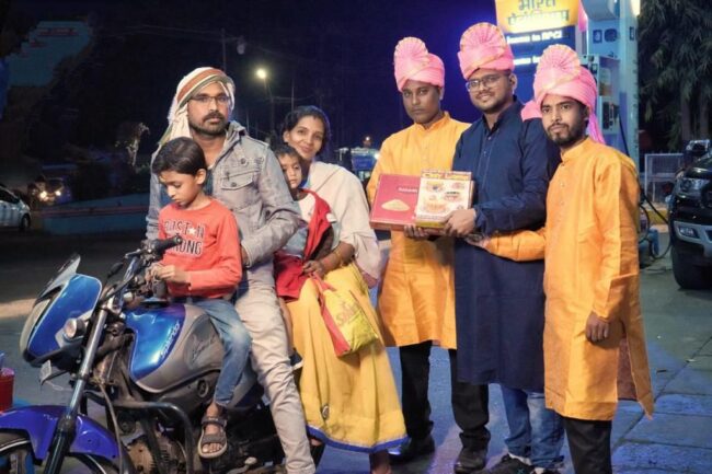 Betul News : 1937 से संचालित मुल्ला पेट्रोल पंप ईएमएच कोठी बाजार में ग्राहकों को बांटे उपहार