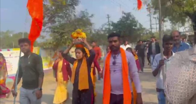 Betul Samachar : बैतूल में निकली अयोध्या से आए अक्षत कलश की यात्रा: जगह-जगह हुआ स्वागत, पीले चावल देकर घर घर दिया जाएगा आमंत्रण