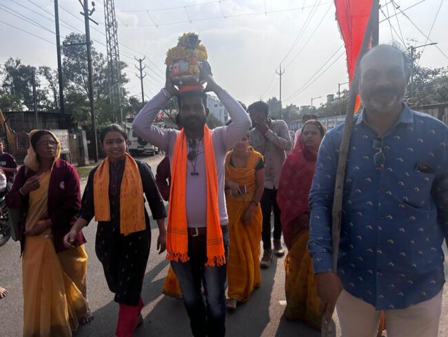 Betul Samachar : बैतूल में निकली अयोध्या से आए अक्षत कलश की यात्रा: जगह-जगह हुआ स्वागत, पीले चावल देकर घर घर दिया जाएगा आमंत्रण