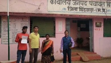 Chhindwara News : ग्राम खमरा में रोजगार सहायक विजय साहू द्वारा शराब पीकर छात्रावास की महिला से की गाली गलौज*