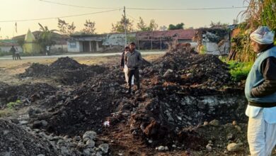 Betul News : सरपंच सचिव द्वारा आवागमन के मार्ग पर खुदाई कर बनाया जा रहा भवन