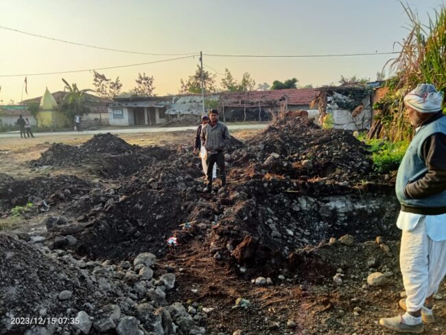 Betul News : सरपंच सचिव द्वारा आवागमन के मार्ग पर खुदाई कर बनाया जा रहा भवन