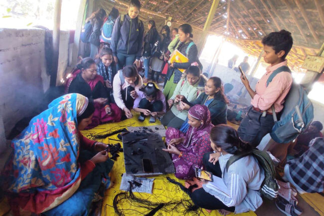 Betul Today News : छात्रों ने भ्रमण कर भैरवा हेंडीक्राफ्ट को समझा