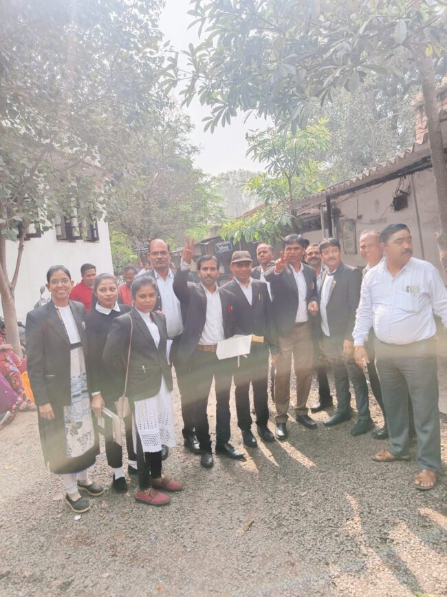 Betul Today News : जीत की खुशी में अधिवक्ता व भाजपा विधि प्रकोष्ठ ने कोर्ट परिसर में बांटी मिठाई