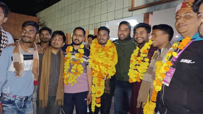 Betul Samachar : प्रदेश सहमंत्री जनजाति छात्र नेता देवेन्द्र धुर्वे का बैतूल रेलवे स्टेशन पर भव्य स्वागत