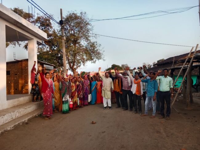 Betul News : गांव में शराब पीने पर 5000 रूपये जुर्माने के साथ होगी चप्पलों से पिटाई, सूचना देने पर मिलेंगे 1000 रूपये